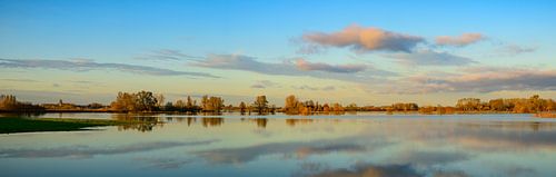 Overstroming van de IJssel met hoge waterstanden in de uiterwaarden