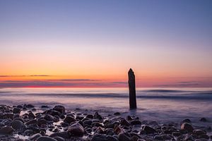 Groynes on shore of the Baltic Sea van Rico Ködder