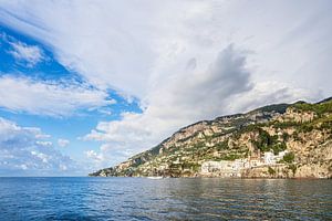 Blick auf Atrani an der Amalfiküste in Italien