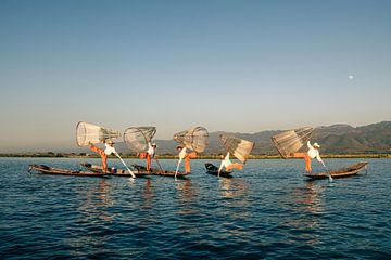 De vissers van Inle Lake in Myanmar van Roland Brack