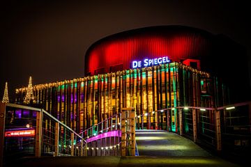 Foto - Theater De Spiegel Zwolle in de avond van Janita Hebels