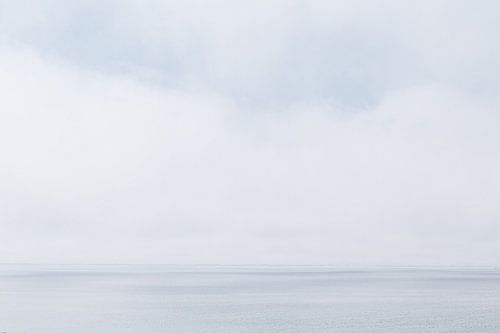 Ciel marin aux couleurs pastel avec des nuages gris au-dessus de la mer des Wadden près d'Ameland | 