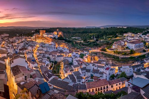 Wit bergdorpje Setinel de las Bodegas in het avondlicht