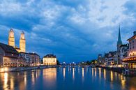 Zurich aan de rivier de Limmat in het blauwe uur in de avond par Dennis van de Water Aperçu