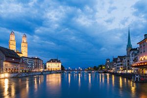 Zurich aan de rivier de Limmat in het blauwe uur in de avond sur Dennis van de Water