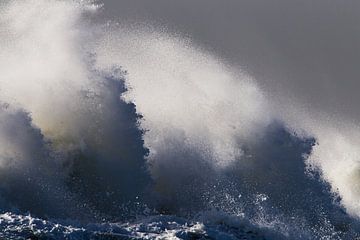 Detail van golven tijdens de herfst storm van Menno van Duijn