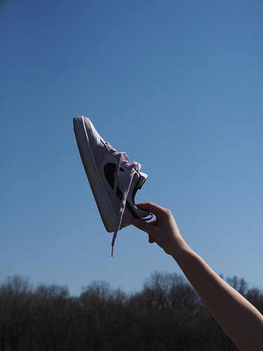 Une chaussure dans le ciel
