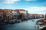 Venetie in blauw - zicht vanaf de rialtobrug | Italie in tilt shift van Willie Kers thumbnail