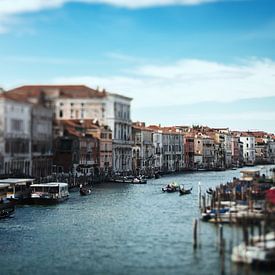 Venetie in blauw - zicht vanaf de rialtobrug | Italie in tilt shift van Willie Kers