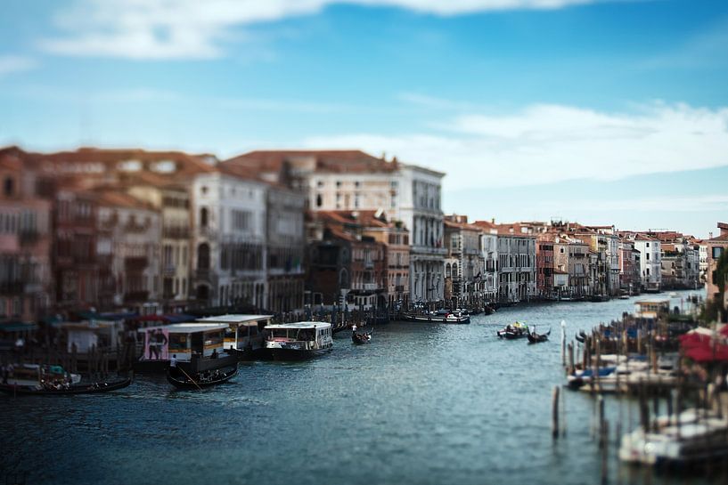 Venetie in blauw - zicht vanaf de rialtobrug | Italie in tilt shift van Willie Kers