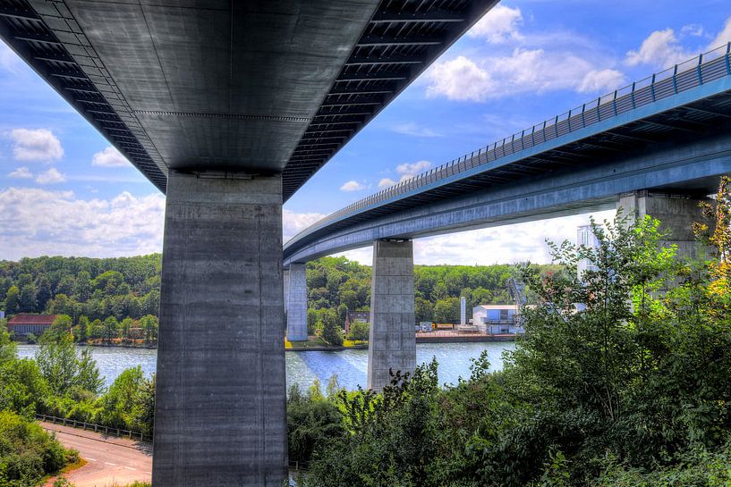 Gezicht op de brug over het Noord-Oostzeekanaal van Kiel van MPfoto71