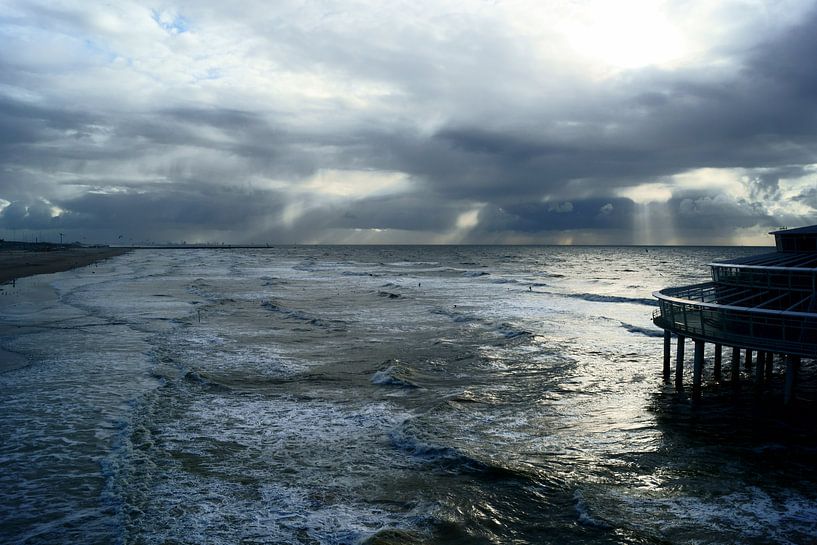 Noordzee en de Pier van Scheveningen by Michel van Kooten