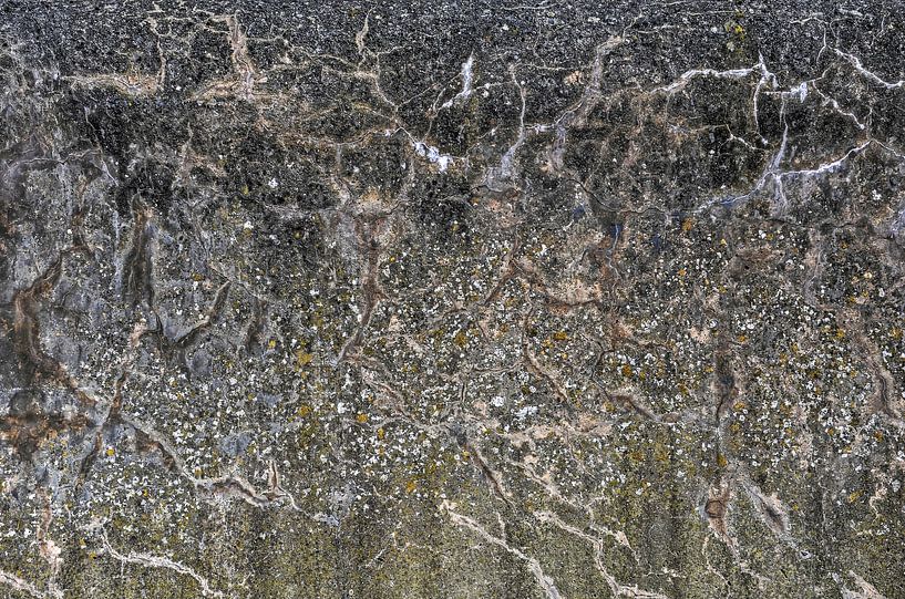 Verweerde betonnen zeemuur van Frans Blok