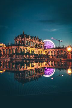 Dresden Zwinger in de avond met reuzenrad en weerspiegeling van Fotos by Jan Wehnert