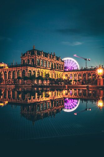 Dresden Zwinger in de avond met reuzenrad en weerspiegeling
