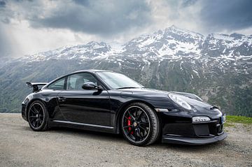 Porsche 911 GT3 Sportwagen in den Alpen