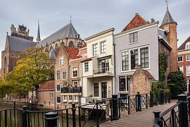 Pelserbrug und Grachtenhäuser entlang des Voorstraathaven in Dordrecht von Peter de Kievith Fotografie