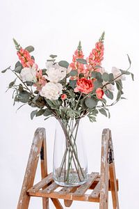Vase mit schönen Blumen auf einer Holztreppe von Miranda van Hulst