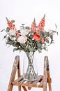 Vase mit schönen Blumen auf einer Holztreppe von Miranda van Hulst Miniaturansicht