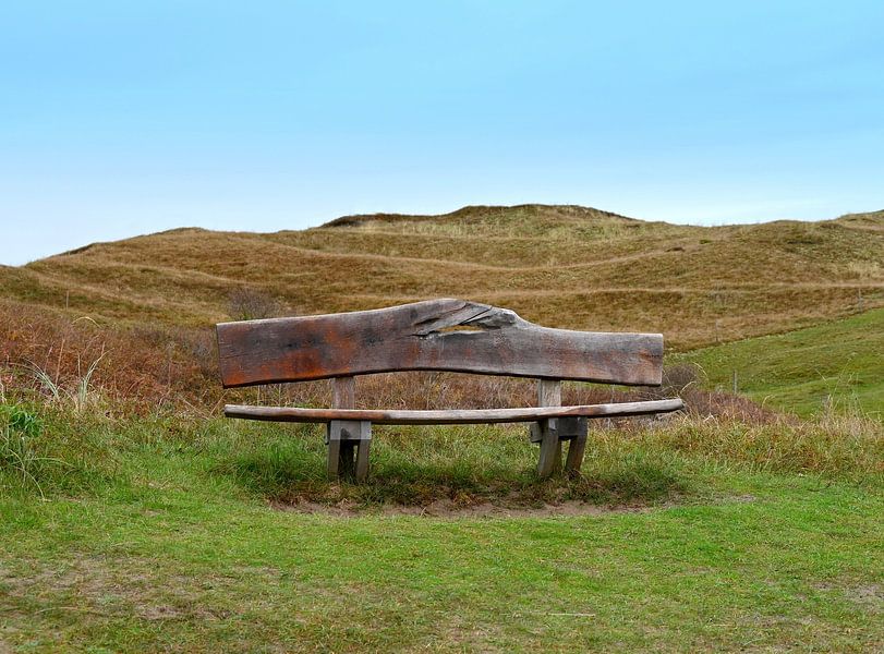 Bankje in het landschap op Texel. van Jose Lok