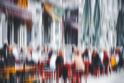 Menschen im Straßencafé