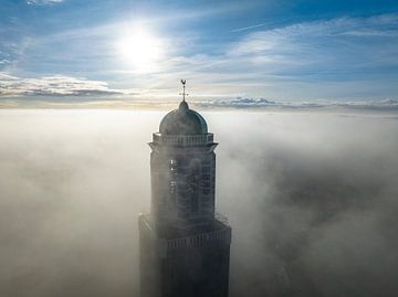 Peperbuskerktoren in Zwolle boven de mist van Sjoerd van der Wal Fotografie