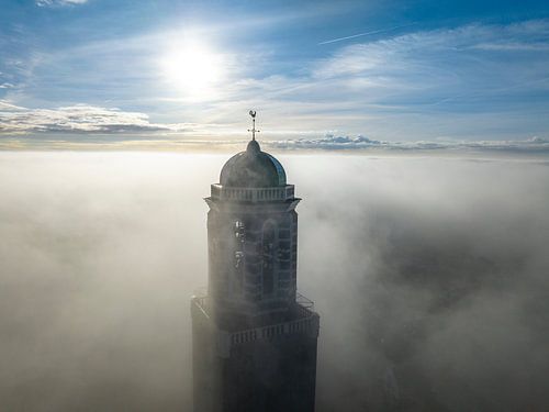 Peperbuskerktoren in Zwolle boven de mist