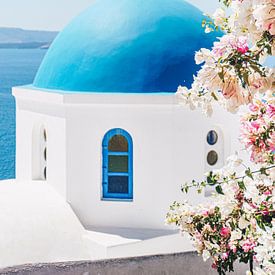 Een zonnige zomerdag in Oía op Santorini, Griekenland van Noé Pierre