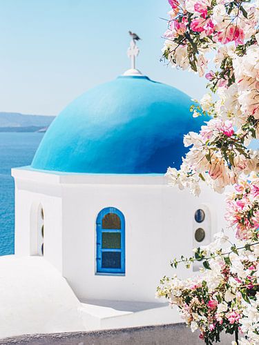 A sunny summer day in Oía on Santorini, Greece
