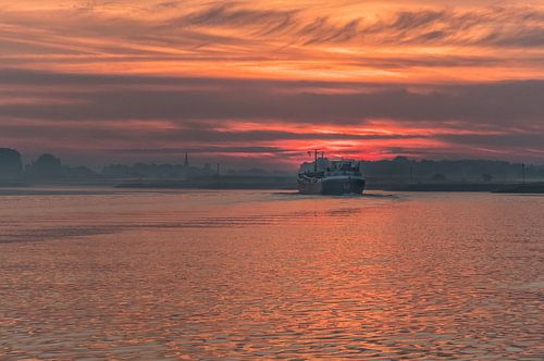 Binnenvaartschip op rivier de Lek bij Rijswijk Gelderland