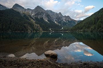 Lac de montagne dans les Dolomites