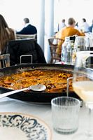 Paella Valenciana dans la ville de Valence - plat de riz typique et authentique