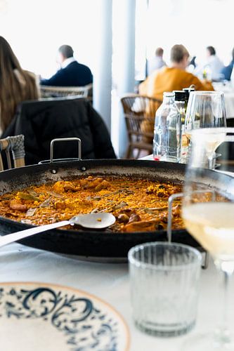 Paella Valenciana dans la ville de Valence - plat de riz typique et authentique