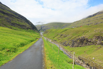 Route étroite près de Saksun dans les îles Féroé.