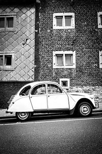 La Citroën 2CV garée sur le côté de la rue en noir et blanc sur Sjoerd van der Wal Photographie