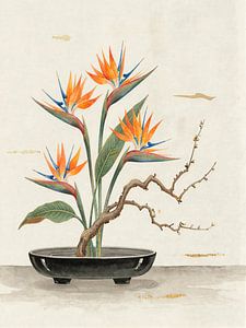 Ikebana: Paradiesvogelblumen in japanischer Schale mit goldenen Akzenten