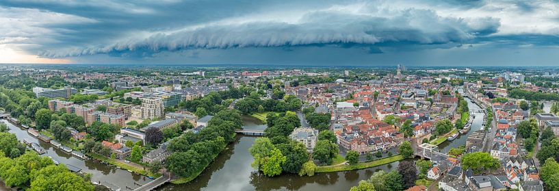 Stormwolken boven Zwolle tijdens een zomerse onweersbui van Sjoerd van der Wal Fotografie