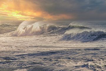 De wind regeert over de zee in IJsland