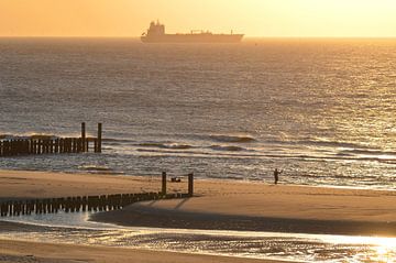 Zonsondergang aan de kust van Domburg van Love Zeeland