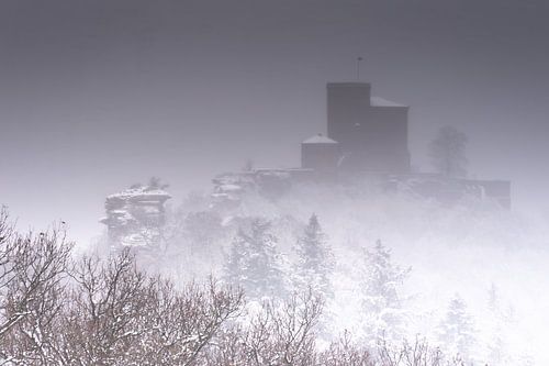 Les Trifels de Reichsburg dans une lumière hivernale désolée.