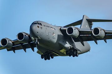 Boeing C-17 Globemaster III landt op vliegbasis Leeuwarden.