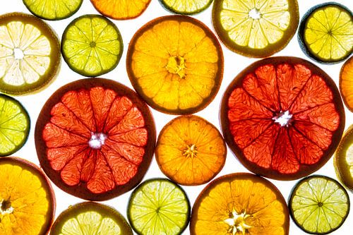 Collage van schijfjes fruit met een witte achtergrond.