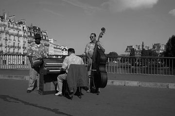 Spielen Sie die Pariser Blues-Jazzband auf der Straße von ticus media