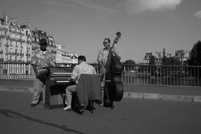 Spielen Sie die Pariser Blues-Jazzband auf der Straße von ticus media