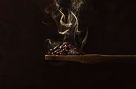 Brandende koffiebonen, burning coffee beans van Corrine Ponsen thumbnail
