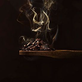 Brennende Kaffeebohnen, brennende Kaffeebohnen von Corrine Ponsen