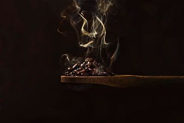 Brandende koffiebonen, burning coffee beans van Corrine Ponsen