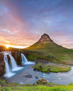 Islande Kirkjufellsfoss au coucher du soleil.