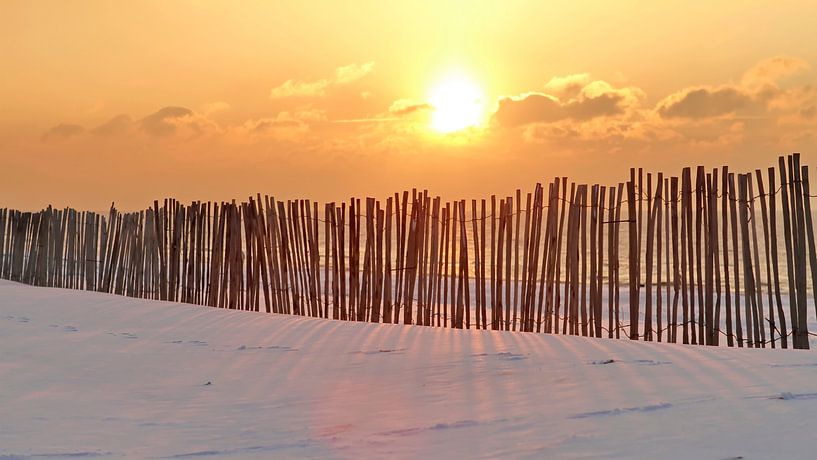 Coucher de soleil sur une plage en hiver avec de la neige sur Marcel Verheggen