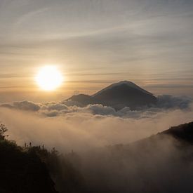 Lever de soleil à Bali avec une vue magnifique sur les montagnes et les nuages sur Vincent Keizer